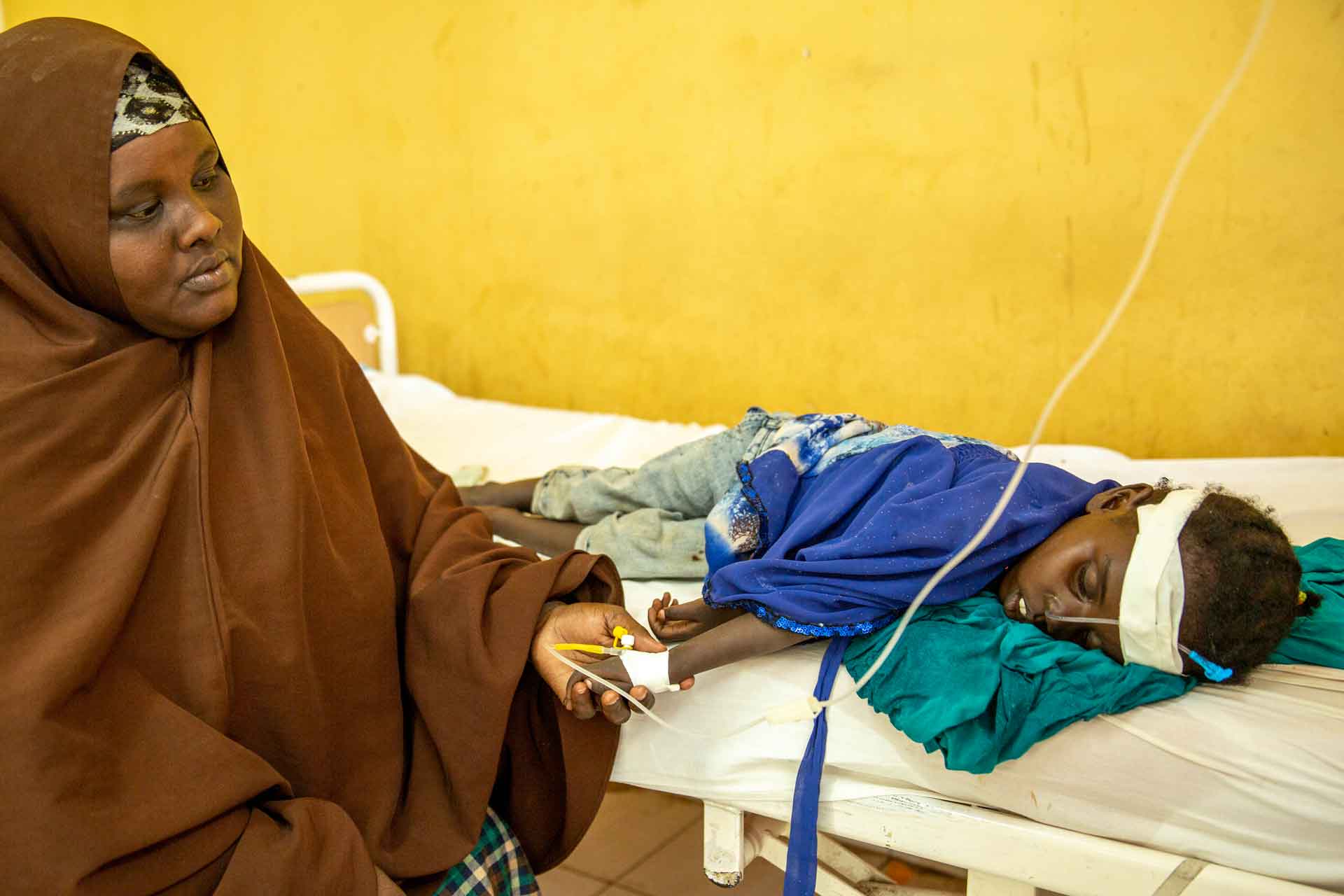 Ein schwer krankes Kind wird in der Klinik der SOS-Kinderdörfer behandelt. Foto: Mohamed Abdihaki