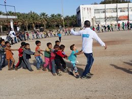 Kinder spielen mit den SOS-Mitarbeitern im Übergangsheim