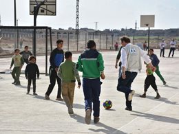 Andreas Papp spielt Fußball mit Kindern in Aleppo
