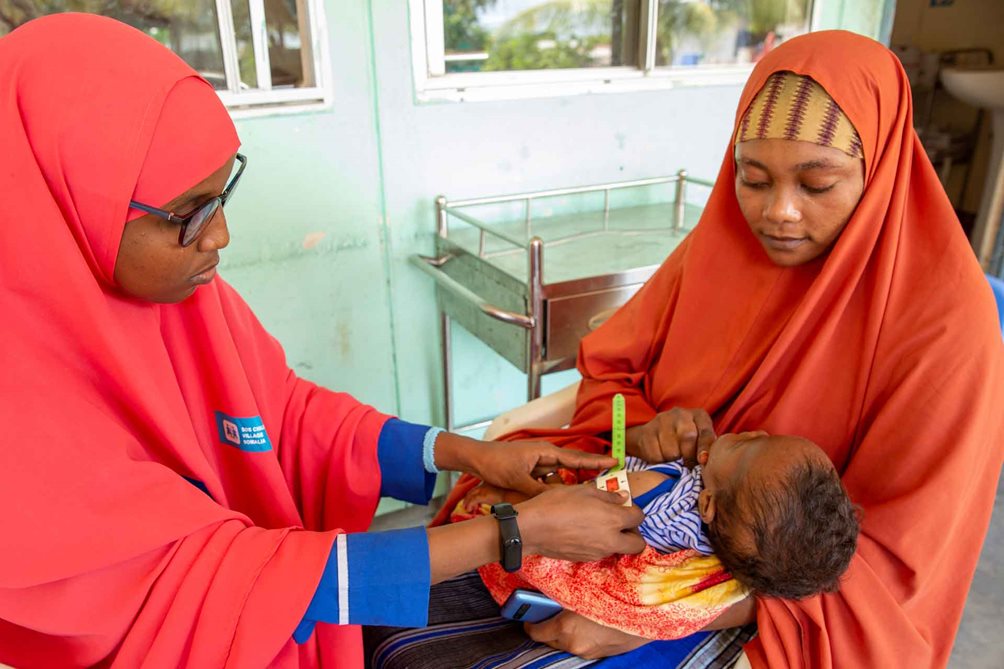 Behandlung eines Babys in der Klinik der SOS-Kinderdörfer in Somalia