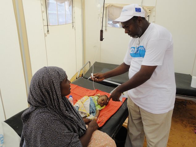 Ein Arzt der SOS-Kinderdörfer in Somalia untersucht ein Baby.