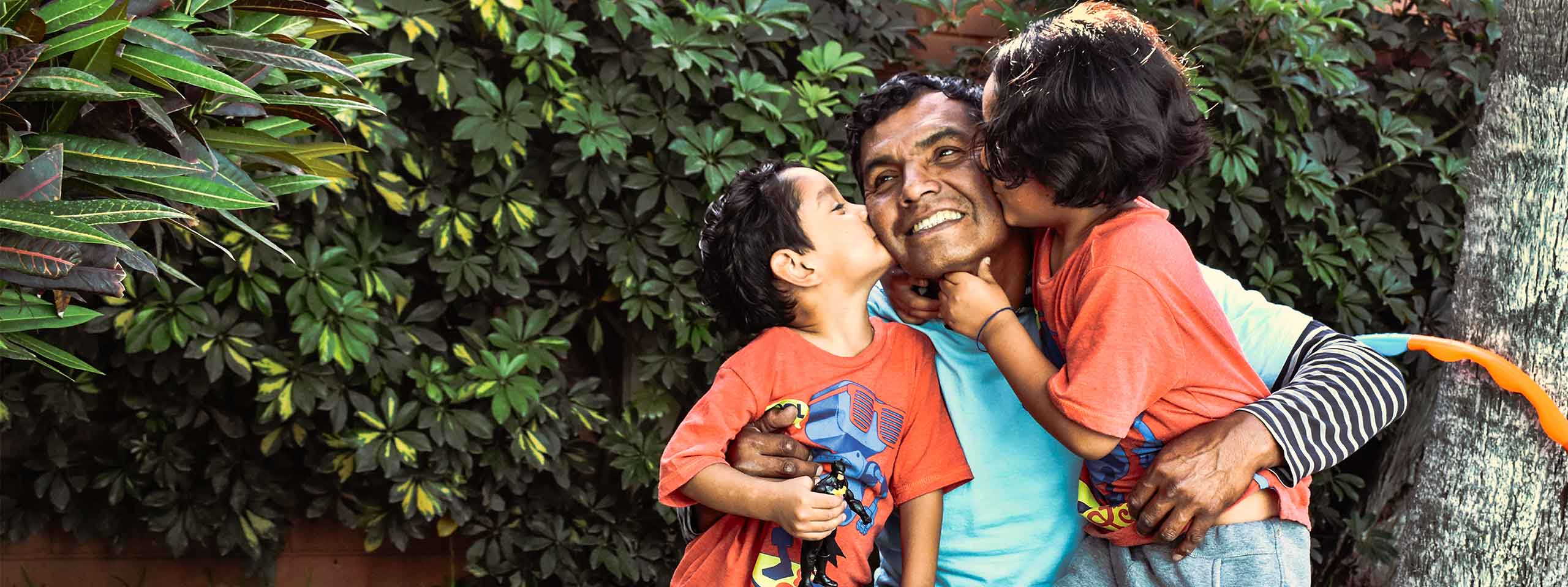 Vater mit seinen zwei Kindern
