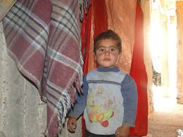 Kind in einer Behelfsunterkunft in Aleppo, Syrien - Foto: Abeer Pamuk