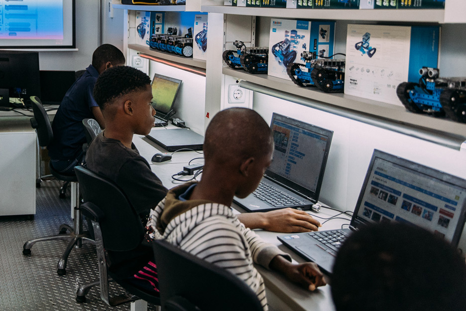 Jugendliche arbeiten im Computerlabor