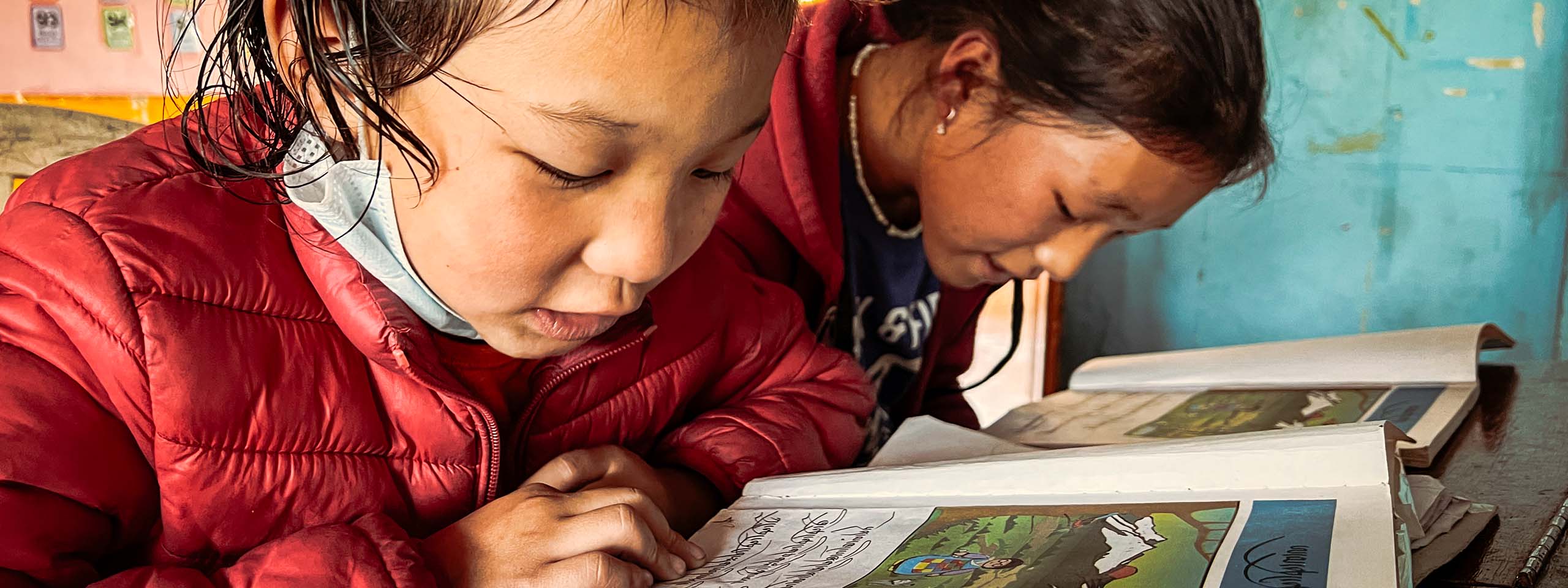 Pema und Leki beim Lesen