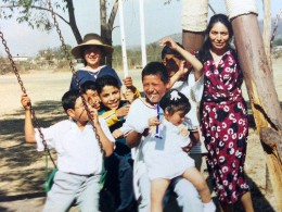 SOS-Mutter Isabel mit ihren Kindern