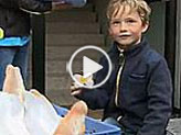 Video: Kinder helfen Kindern