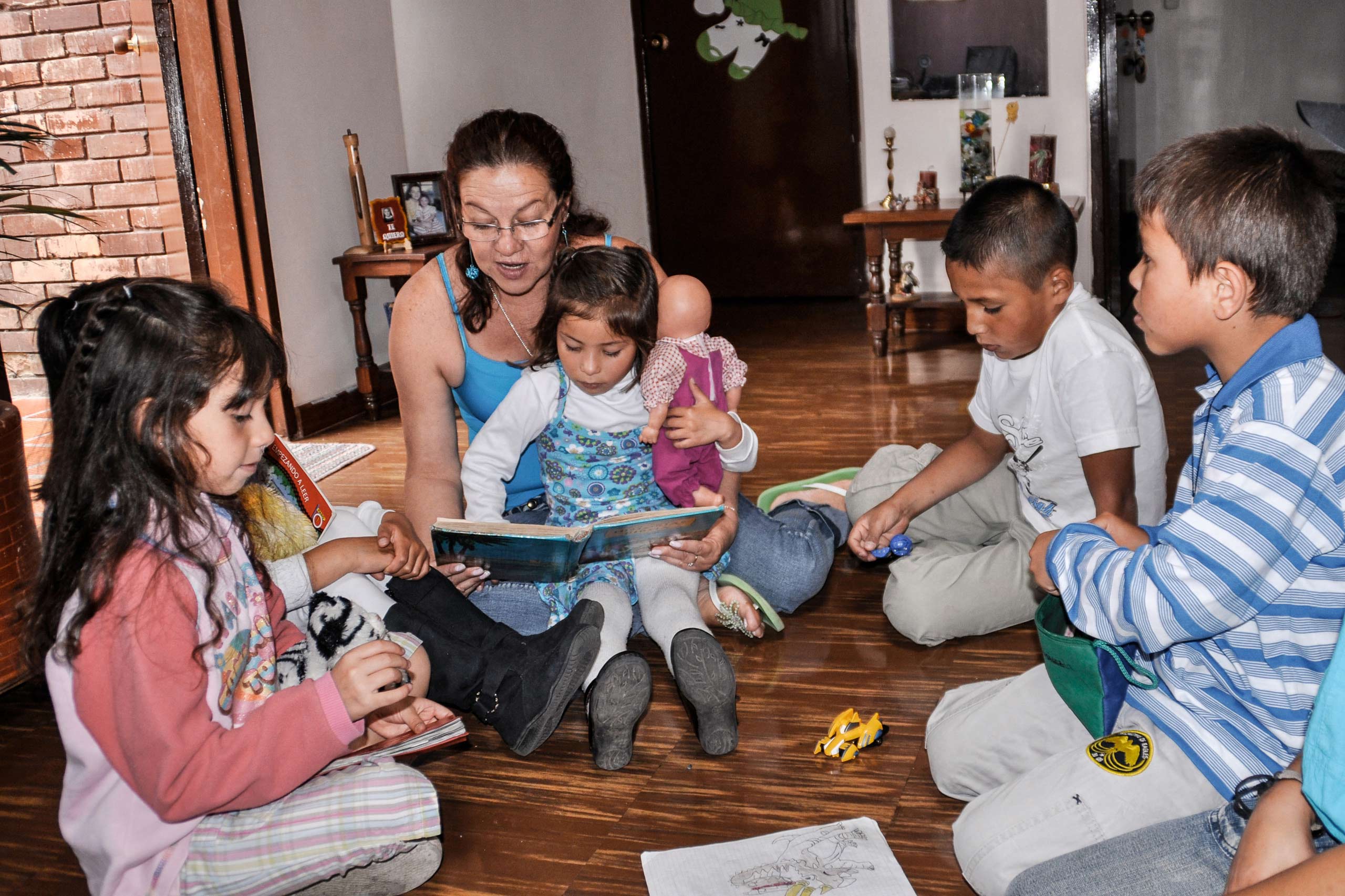 Vorlesezeit im SOS-Kinderdorf in Kolumbien