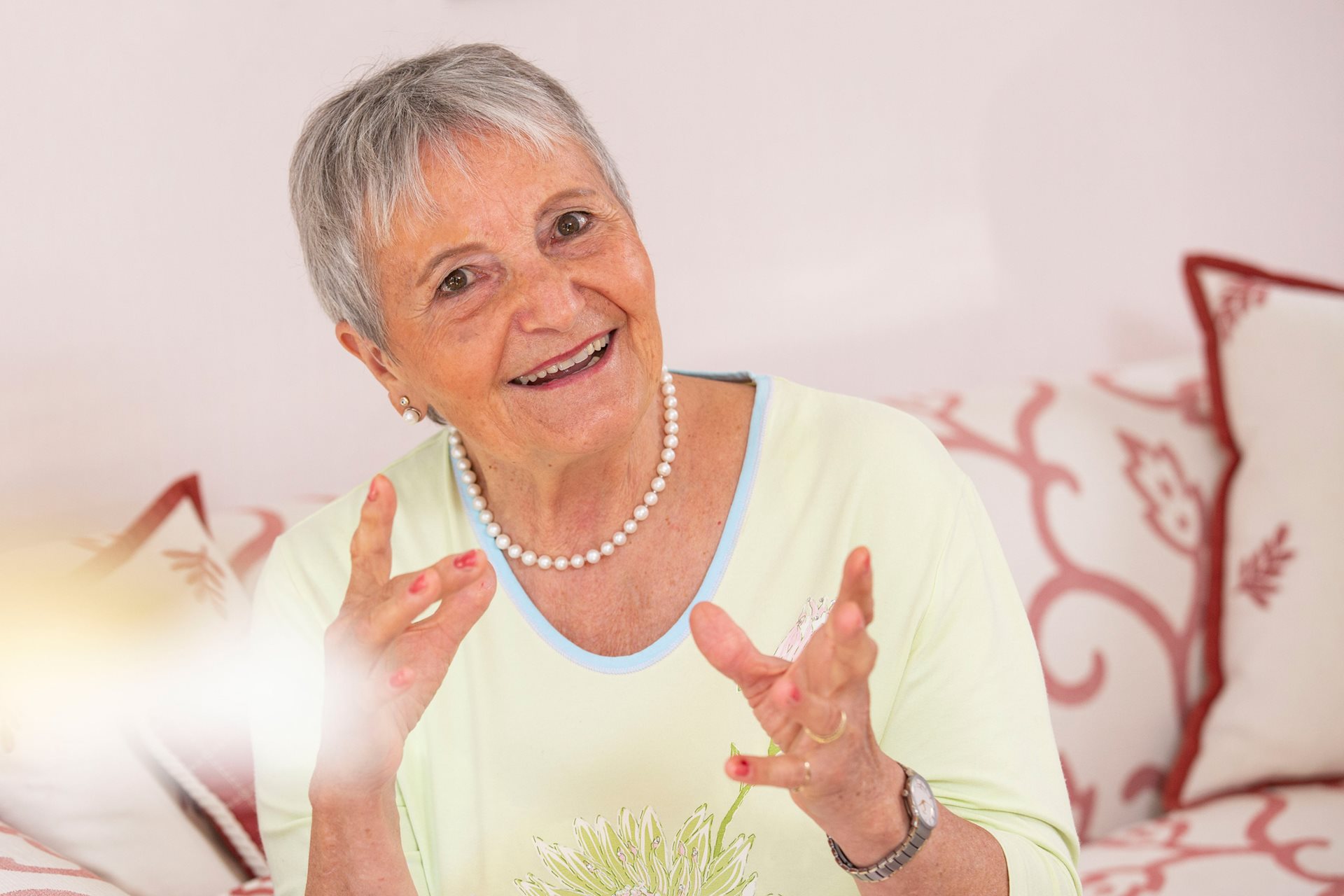 Frau erzählt von ihrer Testamentsspende an SOS-Kinderdörfer.