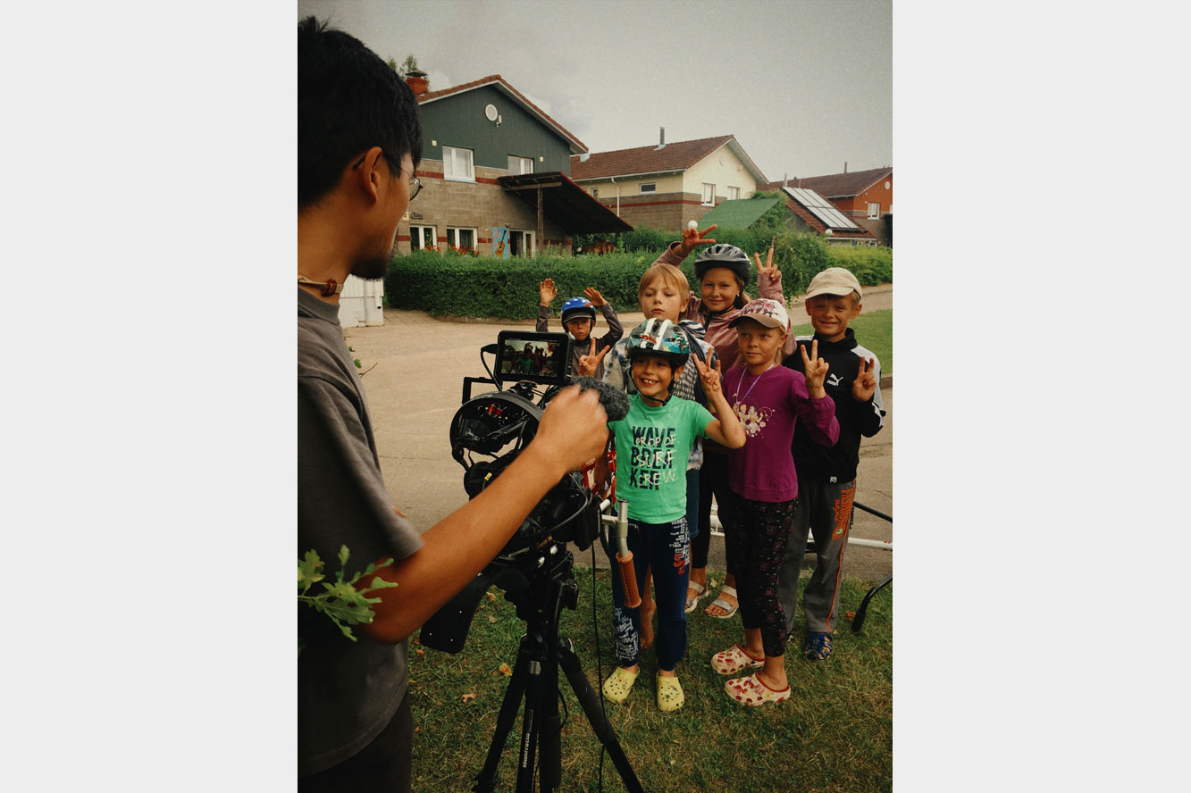 Nuno Miguel Wong und Kinder aus dem SOS-Kinderdorf Islice vor der Kamera