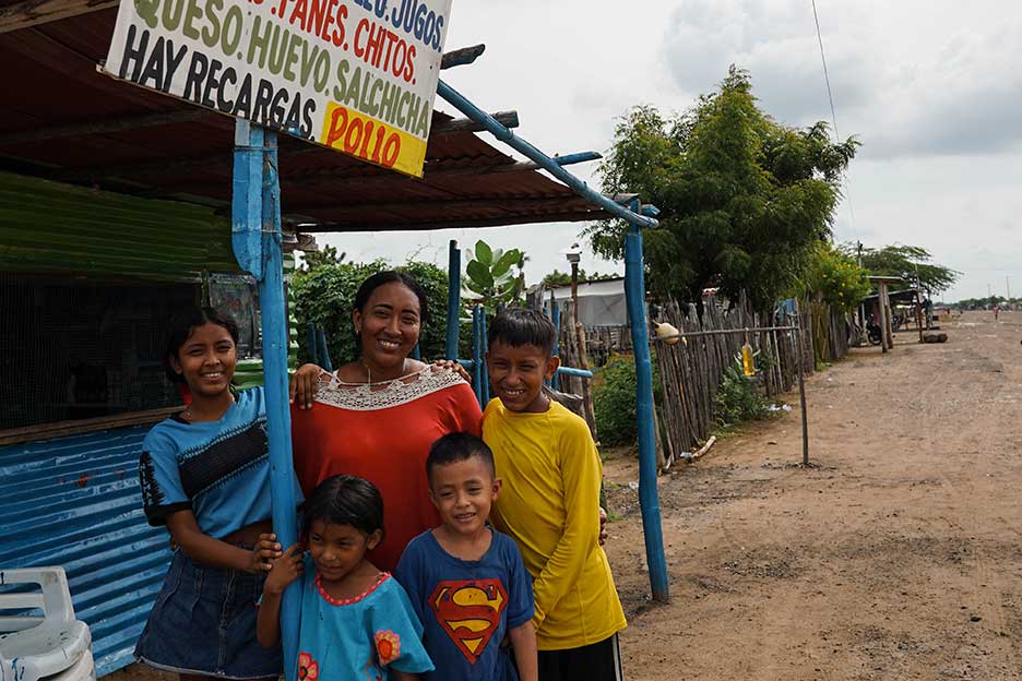 Norelis und ihre Kinder leben in La Pista: Am Rande eines stillgelegten Flughafens ist das größte Flüchtlingslager Kolumbiens entstanden. Foto: Philipp Hedemann