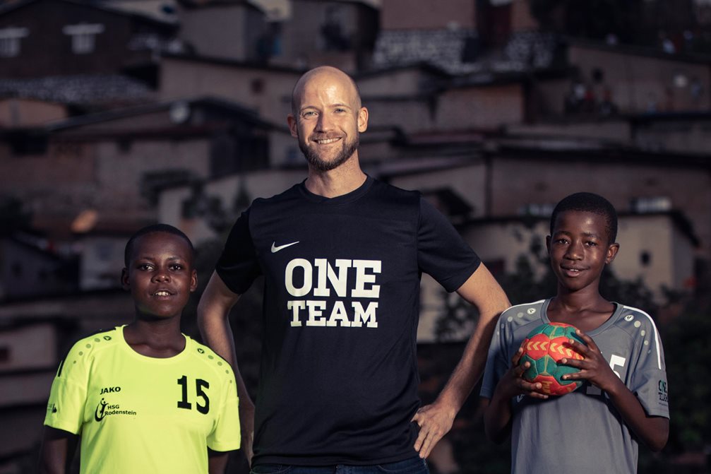 Benjamin Pahlich und seine Organisation ONE TEAM unterstützen vor allem in Afrika Sportprojekte. Foto: ONE TEAM / Anton Sahler