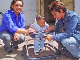 Neuer Lebensmut: Frauen vor dem SOS-Sozialzentrum in Bogotá