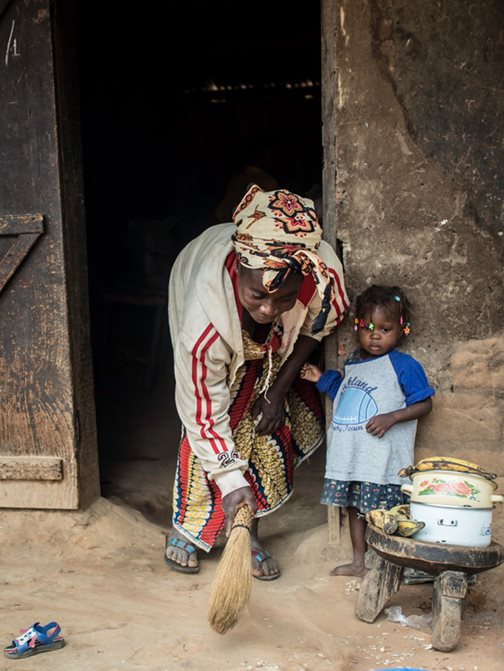 Die Mutter starb an Aids, nun kümmert sich die Großmutter um die verwaiste Enkeltochter: Die Familienhilfe der SOS-Kinderdörfer in Bangui, Zentralafrika - Foto: Sylvain Cherkaoui