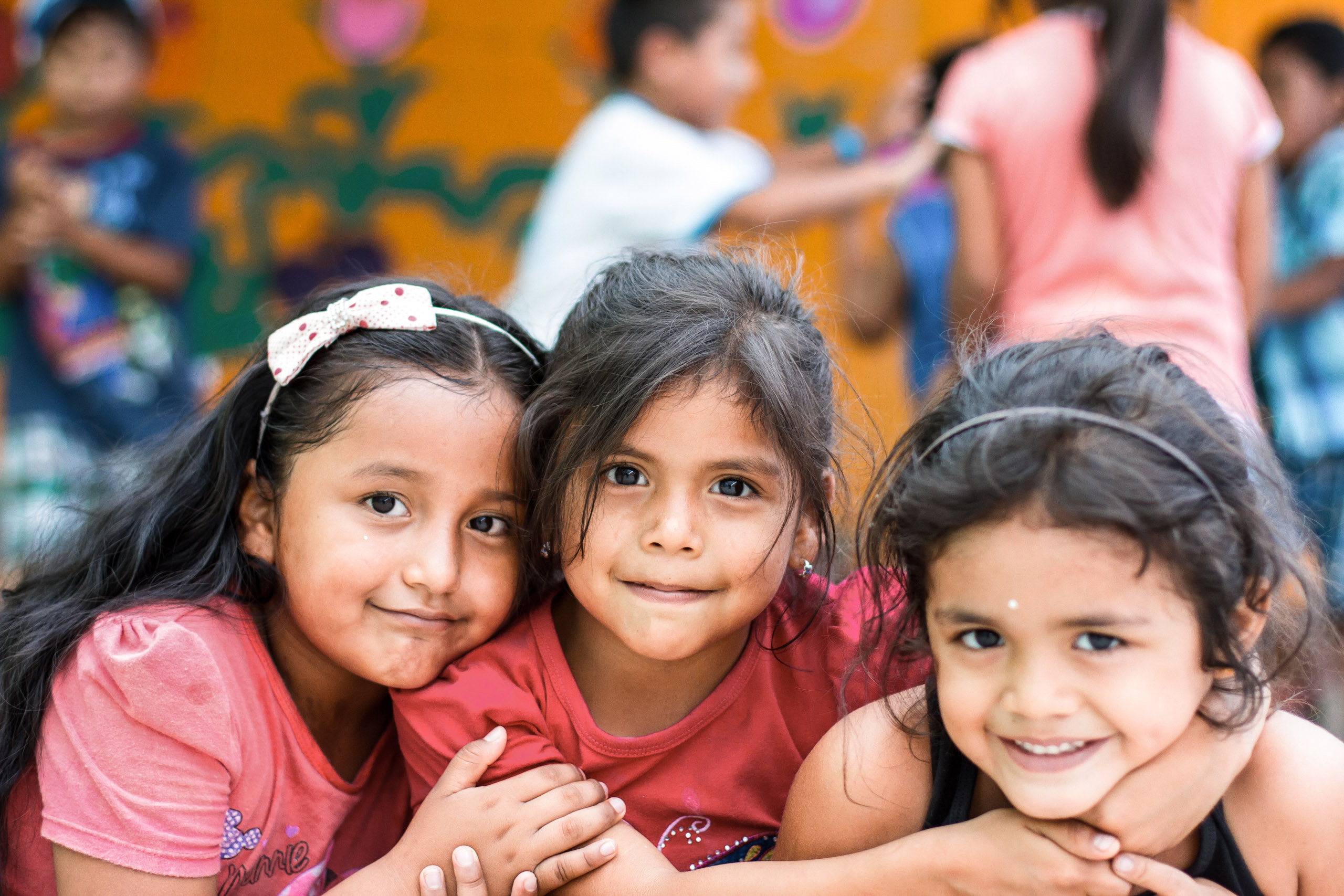 Ein Mädchen aus China blickt freudig in die Kamera.