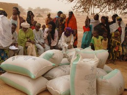 Hungerkrise im Niger: SOS-Mitarbeiter verteilen Lebensmittel