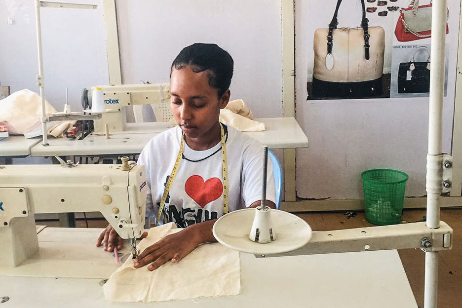 Berufspraktische Ausbildung für Schneiderei und Modedesign: Teilnehmende des Ausbildungsprojekts an der Nähmaschine - Foto: SOS-Kinderdörfer Äthiopien