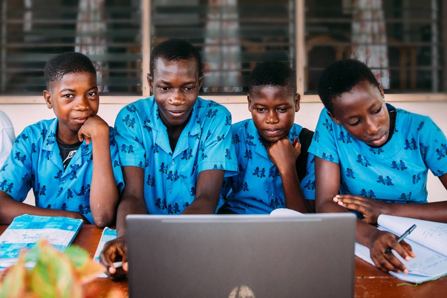 Jungen beim Lernen in einem SOS-Kinderdorf in Ghana. Foto: Alea Horst