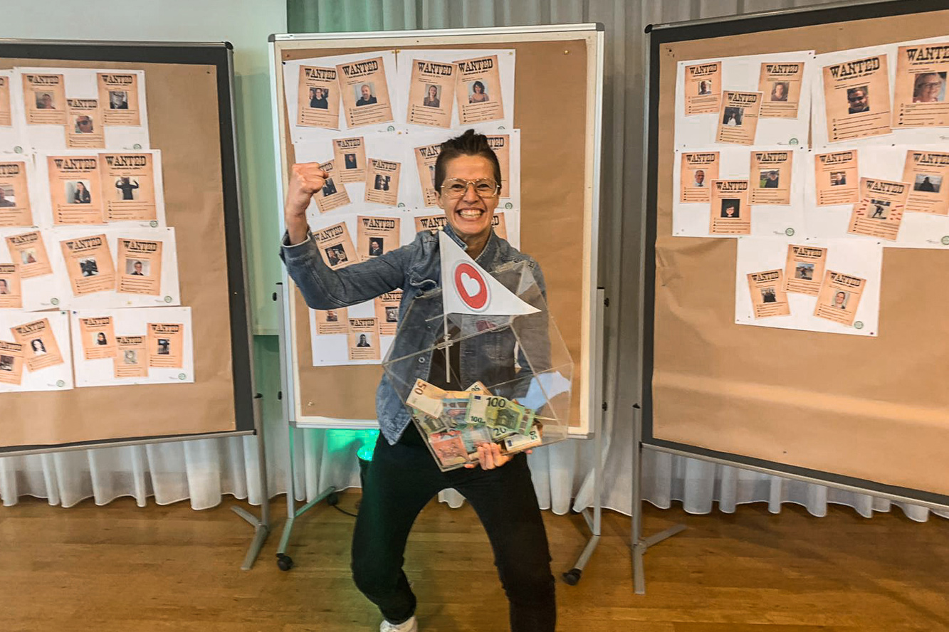 Die Gemeinschaft zählt: Mehr als 100 SSP-Mitarbeitende ließen sich versteigern. Die daraus resultierenden Auktionserlöse kommen allesamt dem SOS-Kinderdorf in Skopje zugute.