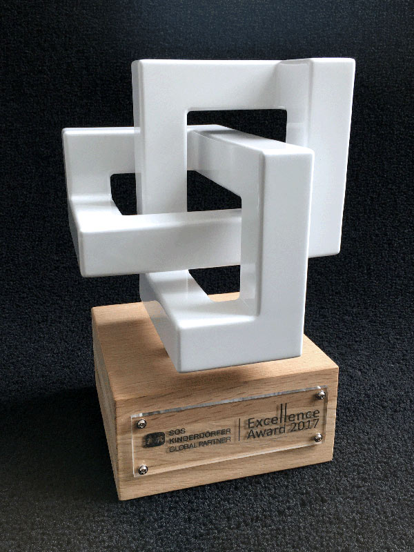 Mit der Auszeichnung werden Unternehmen, Stiftungen oder Organisationen gewürdigt, die mit insgesamt einer Millionen Euro die Arbeit von SOS-Kinderdörfer weltweit bisher unterstützt haben. Der Excellence Award steht symbolisch für den eng geknüpften ‚Knoten der Hoffnung‘ zwischen ausgezeichnetem Unternehmen und SOS-Kinderdörfern weltweit. Er würdigt insbesondere die langfristige, unbürokratische und verlässliche Unterstützung für Familien und Kinder in Notsituationen. Für die Verleihung des Preises wird ausschließlich das finanzielle Spendenengagement zugunsten der Arbeit für SOS-Kinderdörfer weltweit berücksichtigt. Nicht berücksichtigt werden dabei der Gegenwert von Sachspenden oder das erbrachte Mitarbeiterengagement, die von großem Wert für die