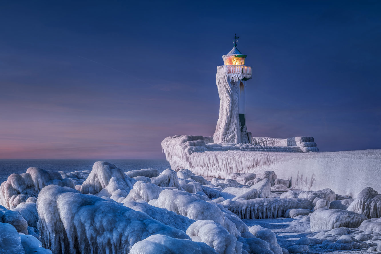 Siegerfoto des CEWE Photo Award 2021: Eingefrorener Leuchtturm von Manfred Voss