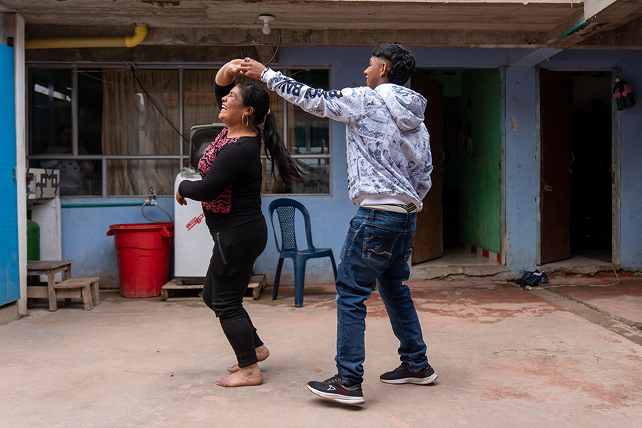 Pflegemutter tanzt mit ihrem Pflegesohn. Foto: Jakob Fuhr