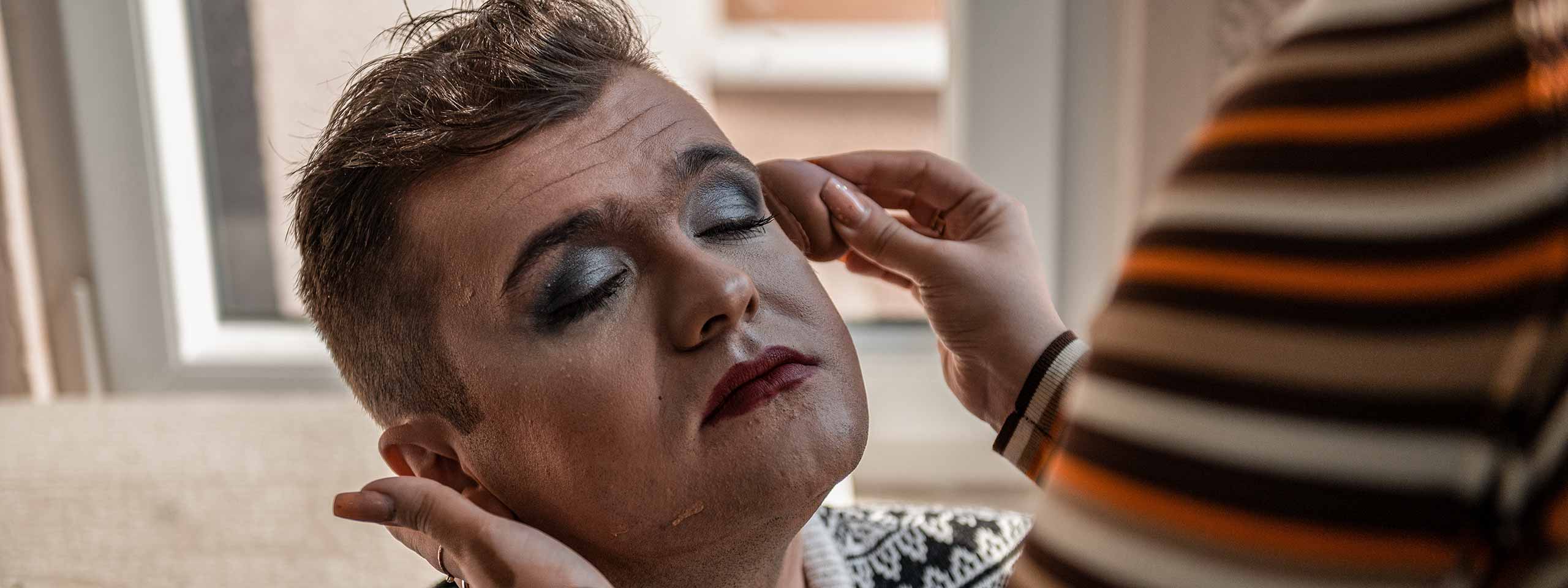 Kiko wird von seiner besten Freundin geschminkt.