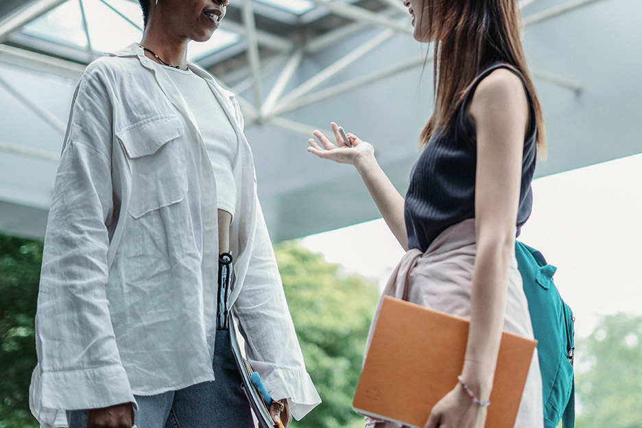 Zwei Jugendliche im Gespräch