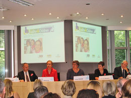 Von links: R. Pichler (SOS), Ferrero-Waldner, Lissy Gröner, M. Niederle (FICE), K. Henderson (IFCO) - Foto: Margreiter