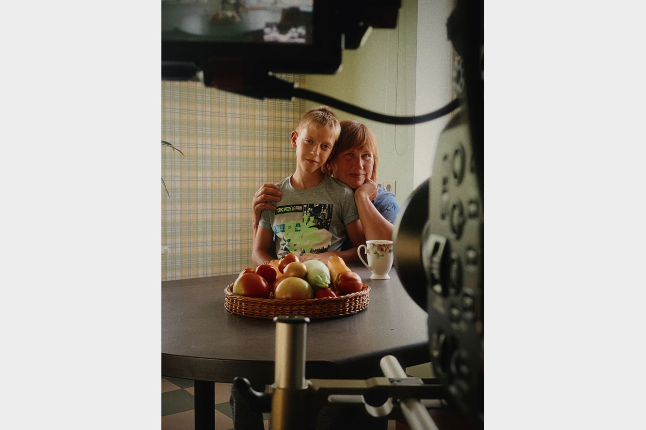 Kind mit seiner Mutter im SOS-Kinderdorf Islice vor der Kamera.