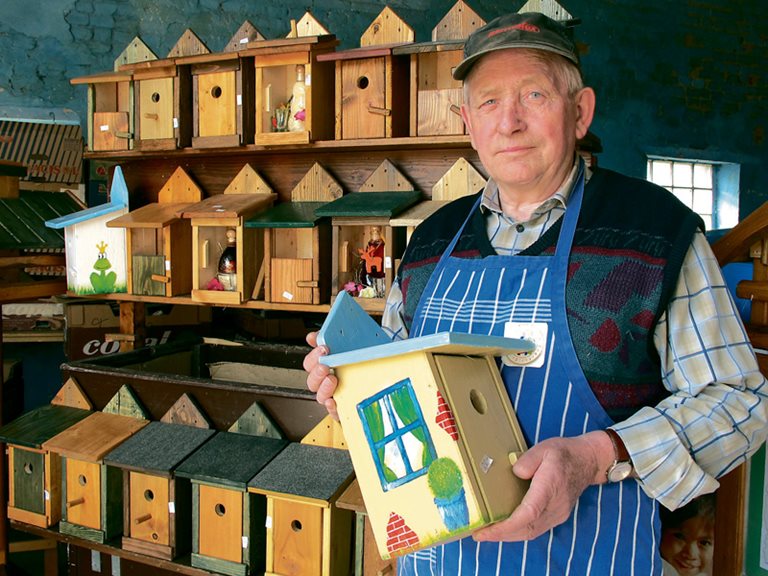 Theo Scharbaum baut Vogelhäuser für SOS