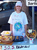 Laura hinter ihrem Muffin-Stand
