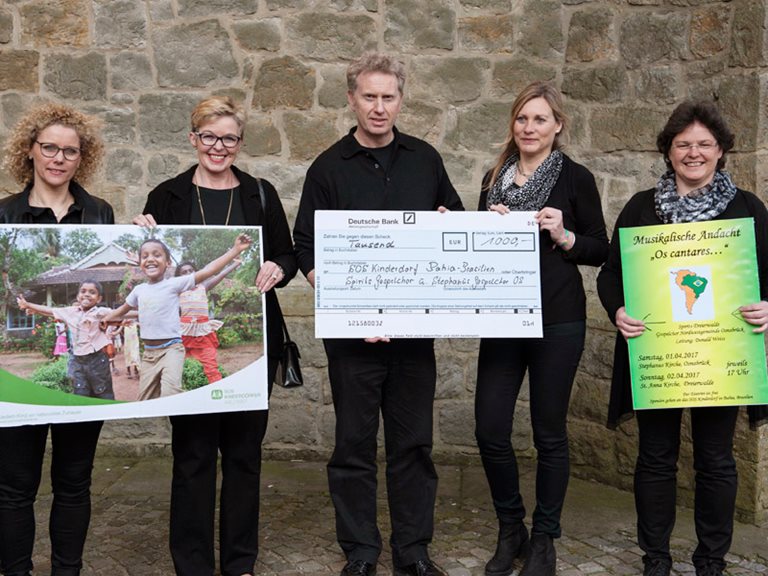 Donald Weiss mit Chorsängerinnen