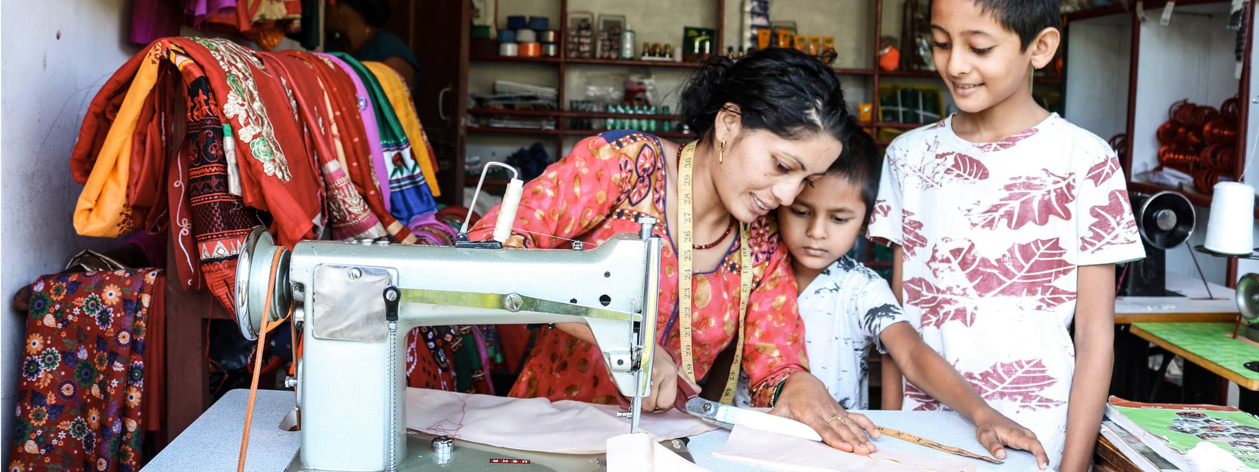 Familienhilfe in Nepal: Mutter mit Kindern. Foto: R.Miller
