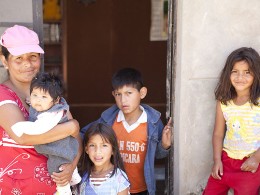 Familie in einem Armenviertel von Chosicas, Peru