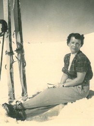 Beim Skifahren, 1954, in der Schweiz