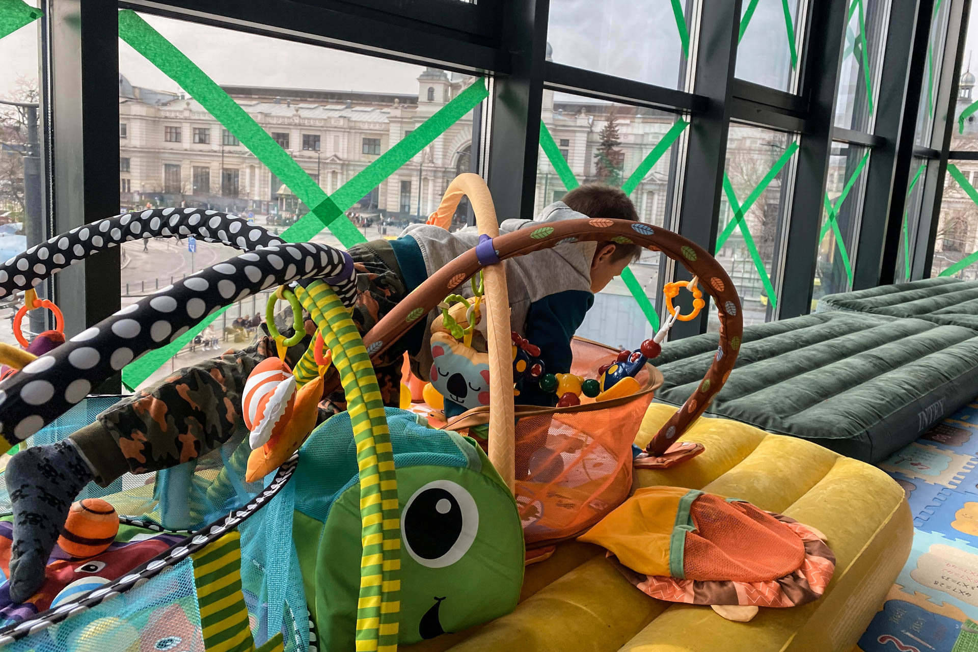 Ein Kind spielt auf Luftmatratzen.