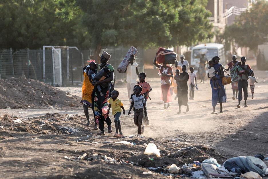 Kinder und Familien im Sudan auf der Flucht