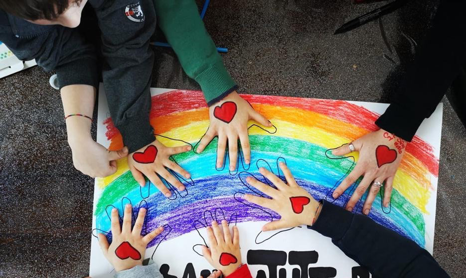 Regenbogenfahne: SOS-Kinderdörfer gegen Diskriminierung von LGBTQ