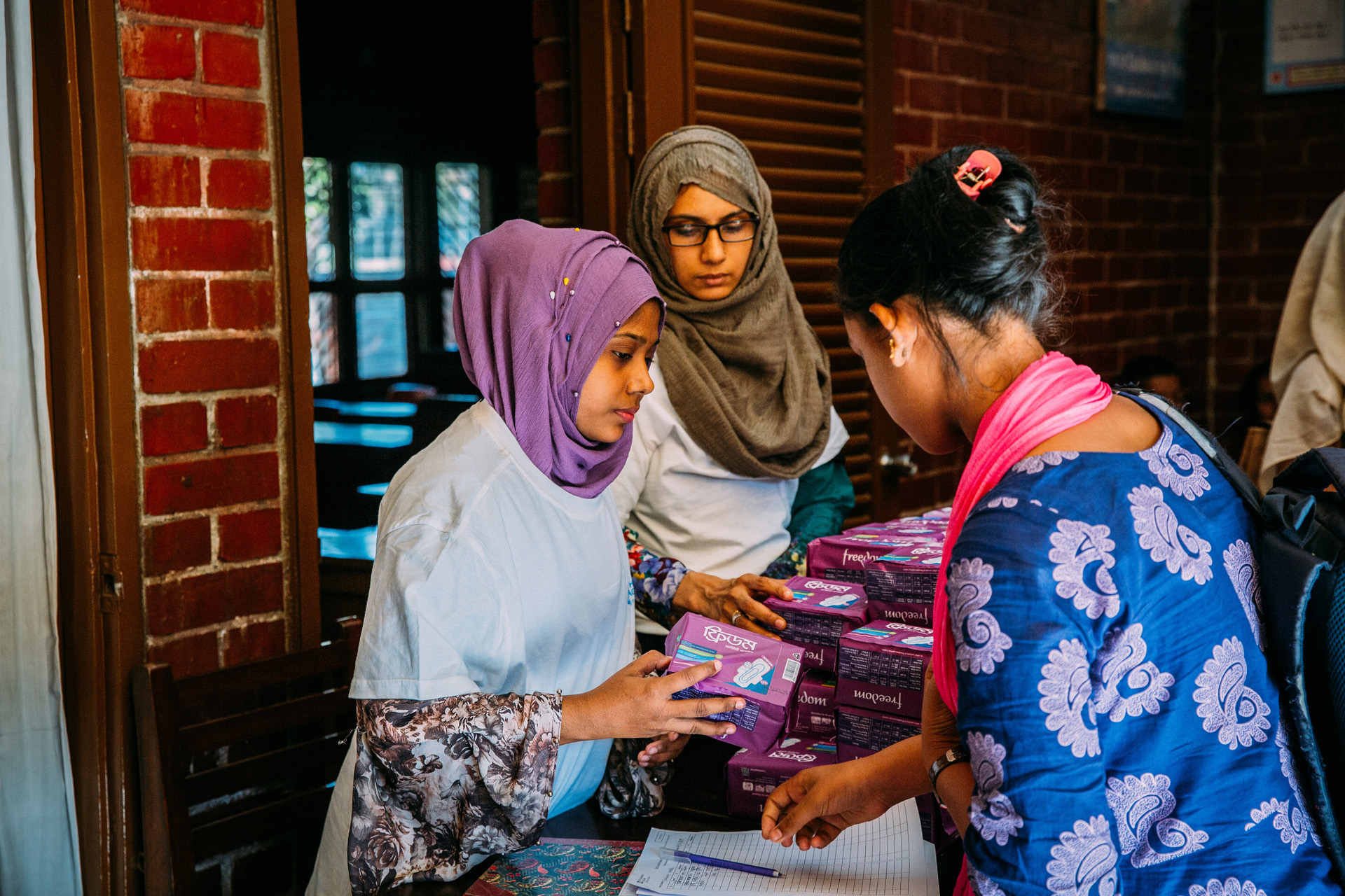 Die SOS-Kinderdörfer verteilen Menstruationsprodukte in Bangladesch. Foto: Alea Horst