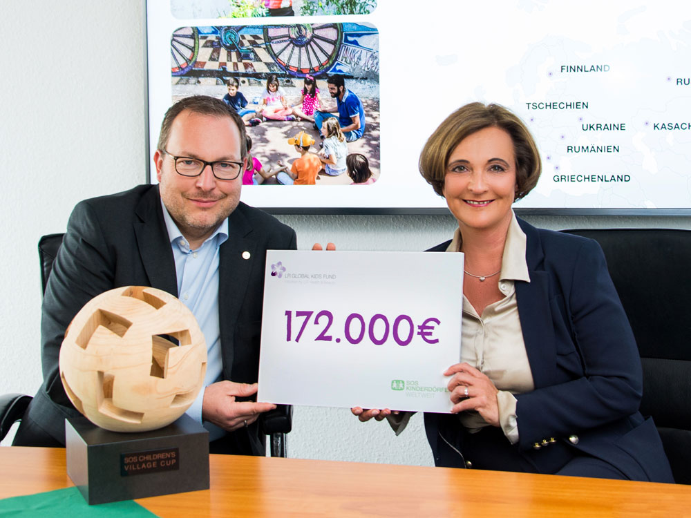 Dr. Thomas Stoffmehl, Vorstandsvorsitzender des LR Global Kids Fund e.V. und Petra Horn, Vorstand SOS-Kinderdörfer weltweit.