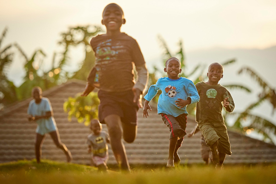 Laufende Kinder aus Uganda, Foto: Joris Lugtigheit