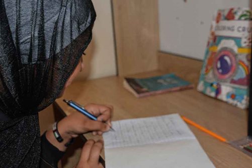 Nour hat ihre Liebe zur Poesie entdeckt: Sie schreibt Gedichte und drückt so ihre Gefühle aus. Foto: Lama Qattush