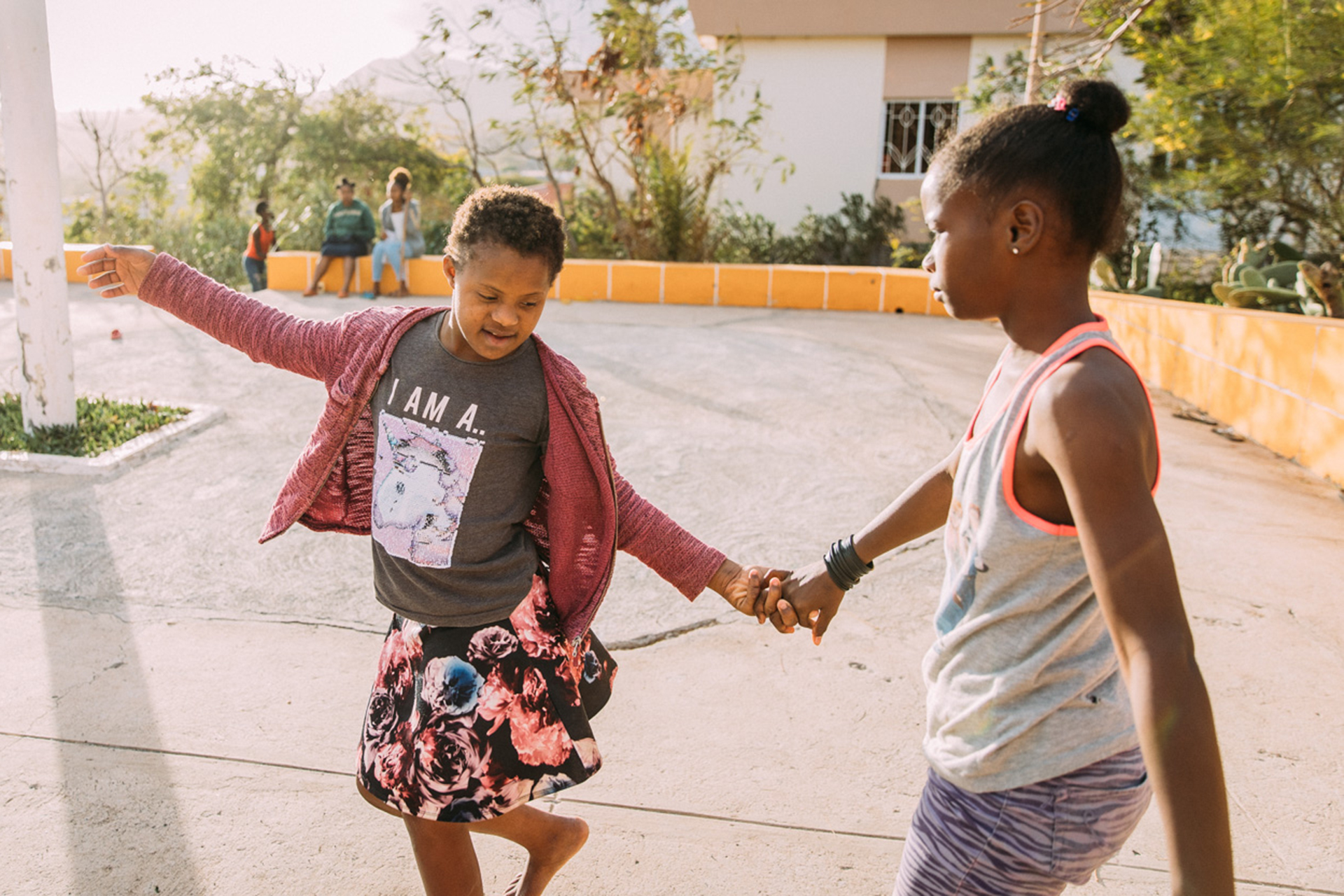 Zwei Kinder tanzen lächelnd. Foto: Alea Horst