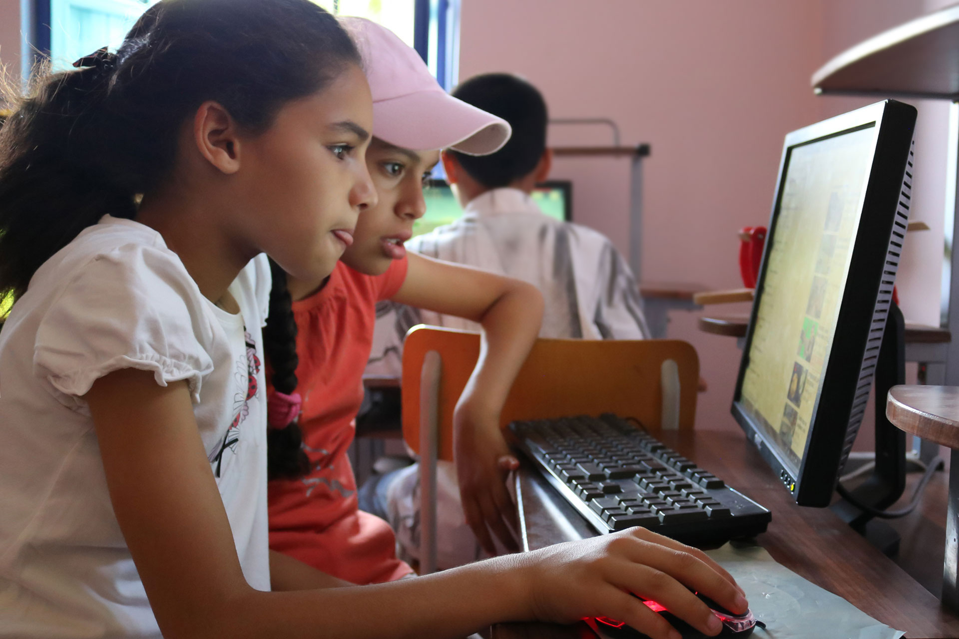 Kinder lernen an einem Computer