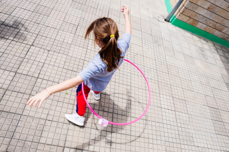 Mädchen mit Hoolahoop-Reifen