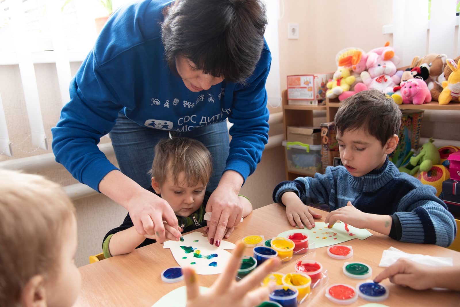 Eine Psychologin der SOS-Kinderdörfer betreut Kinder in Stanitsa Luganska in der Ostukraine. Foto: Katerina Ilievska