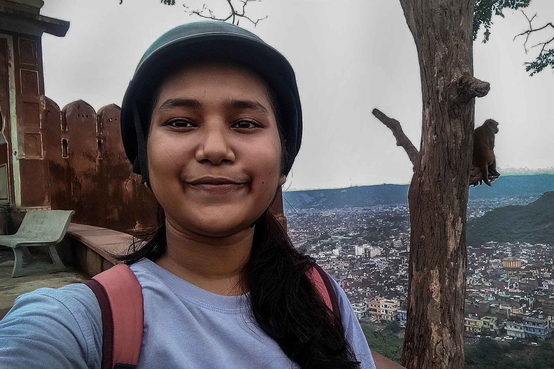 Sneha lächelt in die Kamera