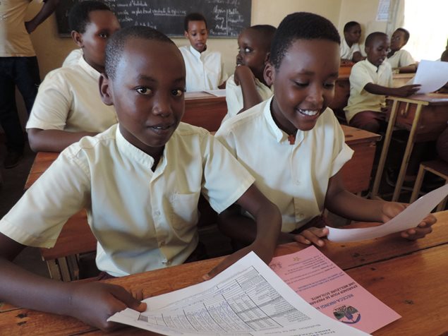 Schülerinnen im Klassenzimmer der SOS-Schule in Rutana, Burundi. Foto: Anne Kahura