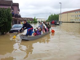 Verheerendes Hochwasser: Straßen, wie hier im serbischen Obrenovac, stehen teilweise meterhoch unter Wasser - Foto: TANJUG